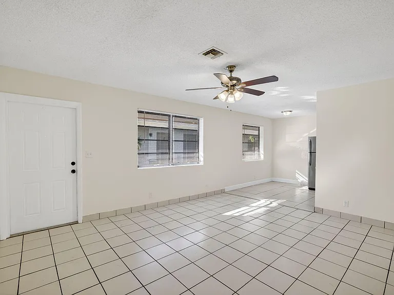 2500 SW 18th Ter #3 — Photo 21