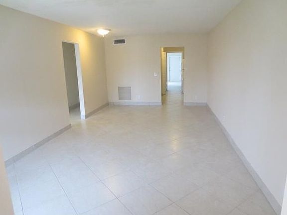 2nd image of 301 Bonaventure Blvd APT 10