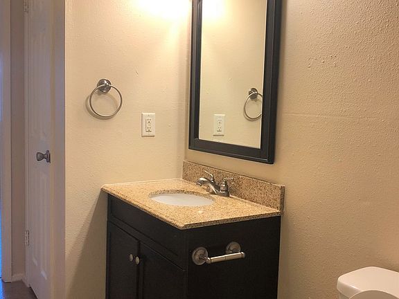 5th image of 215B Richards St
