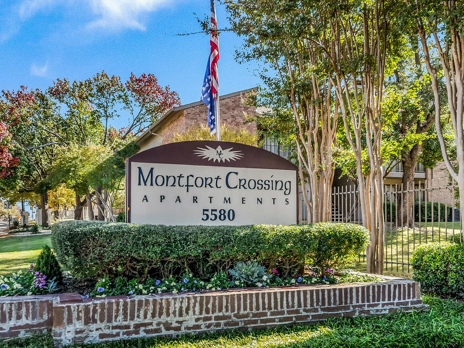 Montfort Crossing — Photo 1