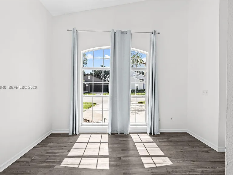 434 Castlemain Cir — Photo 7