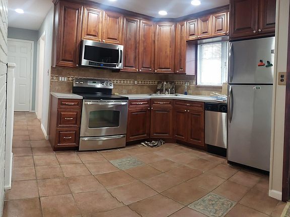 3rd image of 17 Arbor Ln