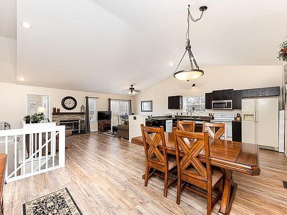 4th image of 7843 Bay Tree Dr