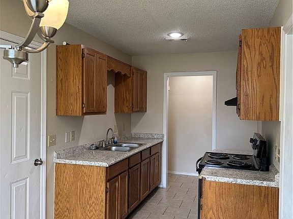 3rd image of 818 S 38th St