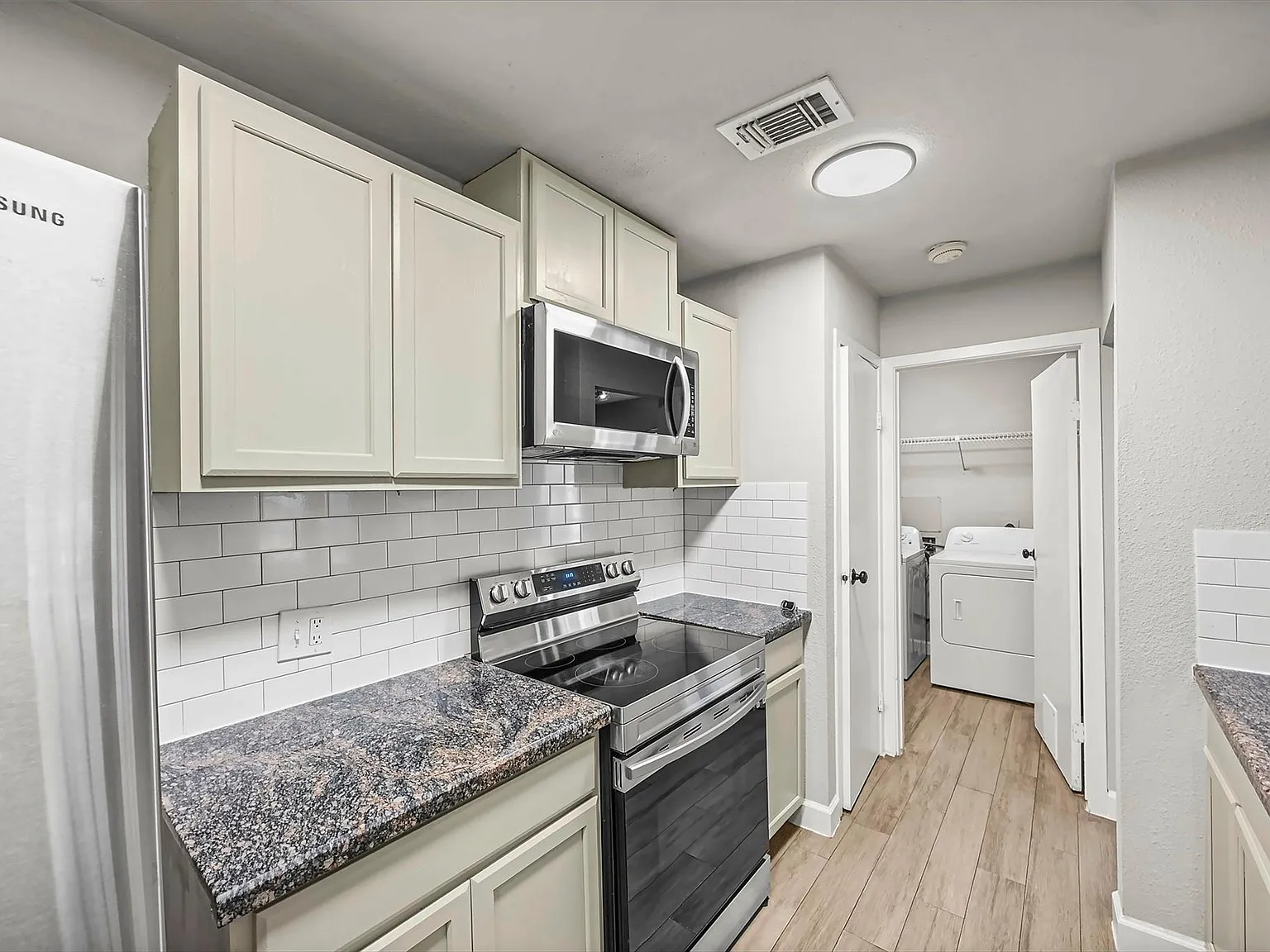 3 bed, 2.0 bath, 1330 sqft, $2,000 — Photo 3
