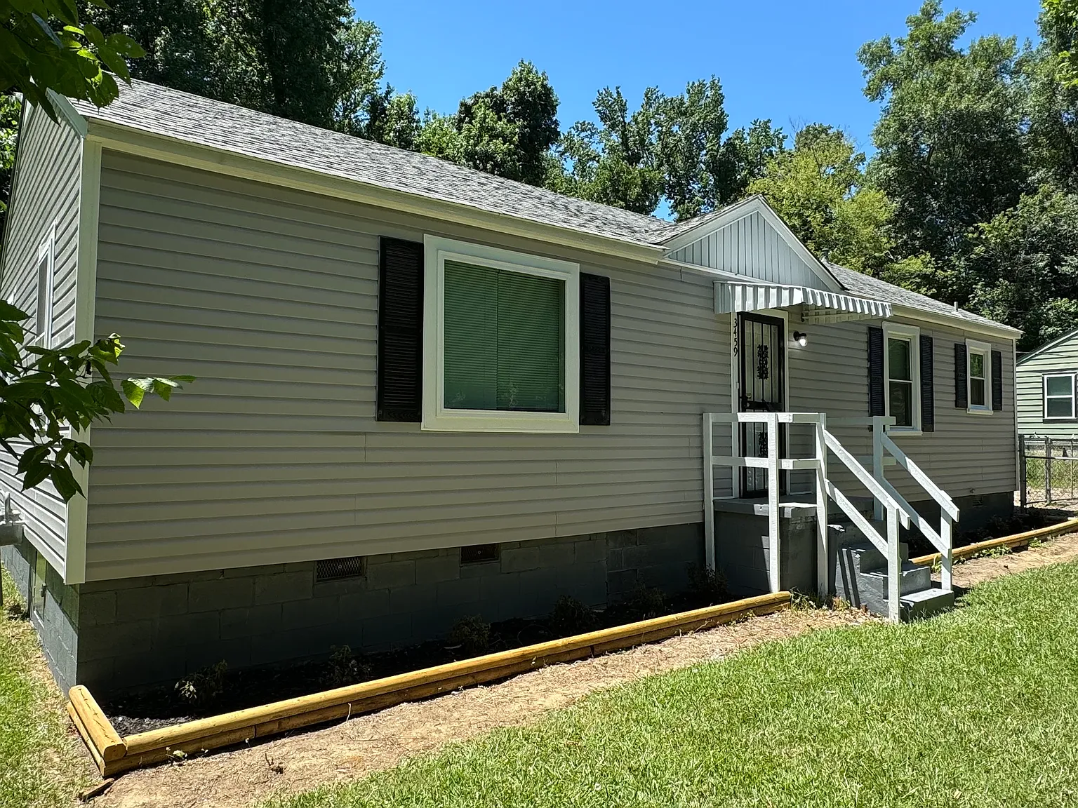 Coming Soon! Beautiful 3 bedroom, 1 bathroom home for rent — Photo 2