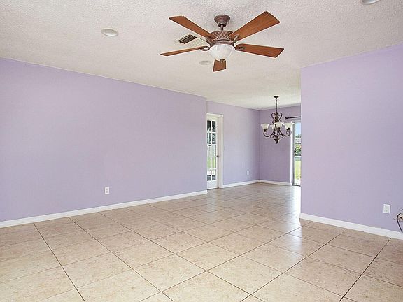 4th image of 338 NE Floresta Drive