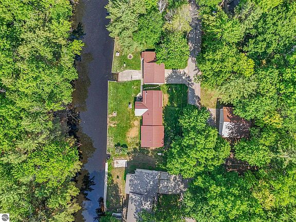 5th image of 311 W Lake Dr