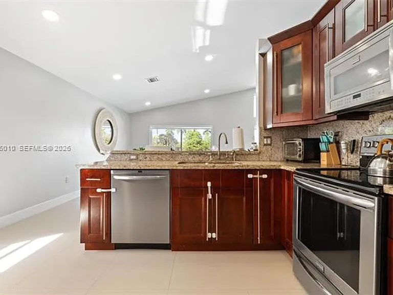 18061 SW 33rd St — Photo 17