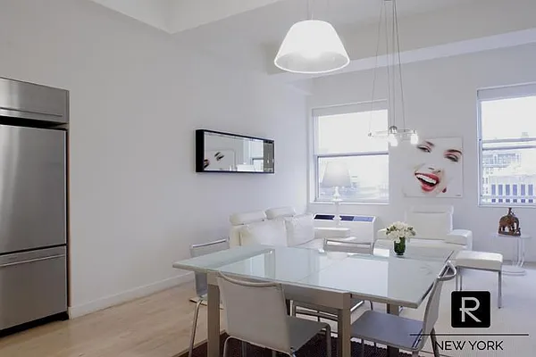 Sold by R New York | media 7