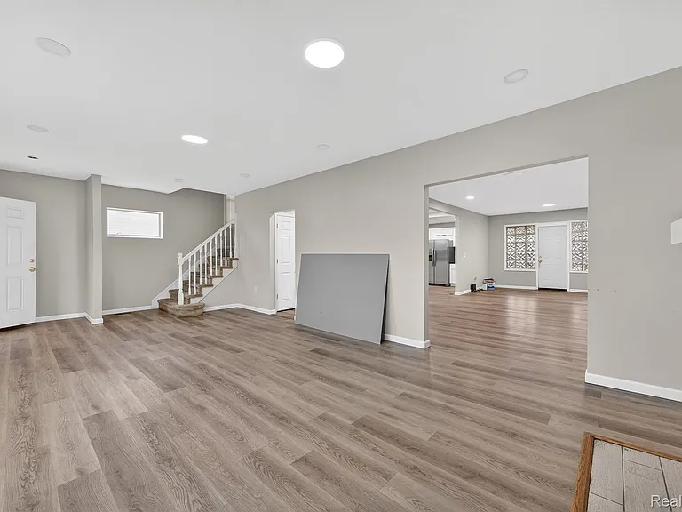 9290 Wildemere St — Photo 3
