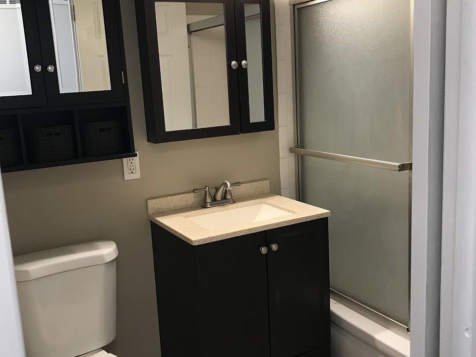 Hall/Guest Bathroom