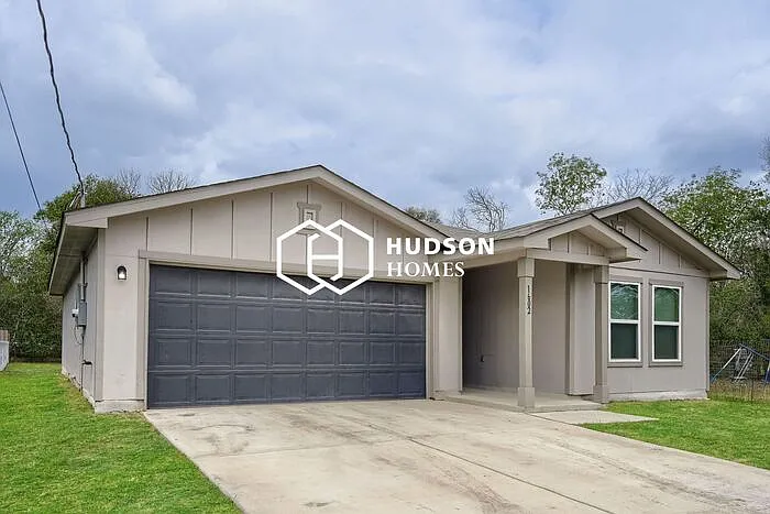 3 bed, 2.0 bath, 1298 sqft, $1,499 — Photo 3