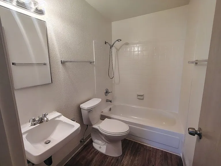 3520 E 2nd St #10 — Photo 27