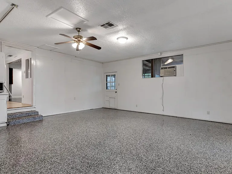 410 Shady Ln — Photo 24