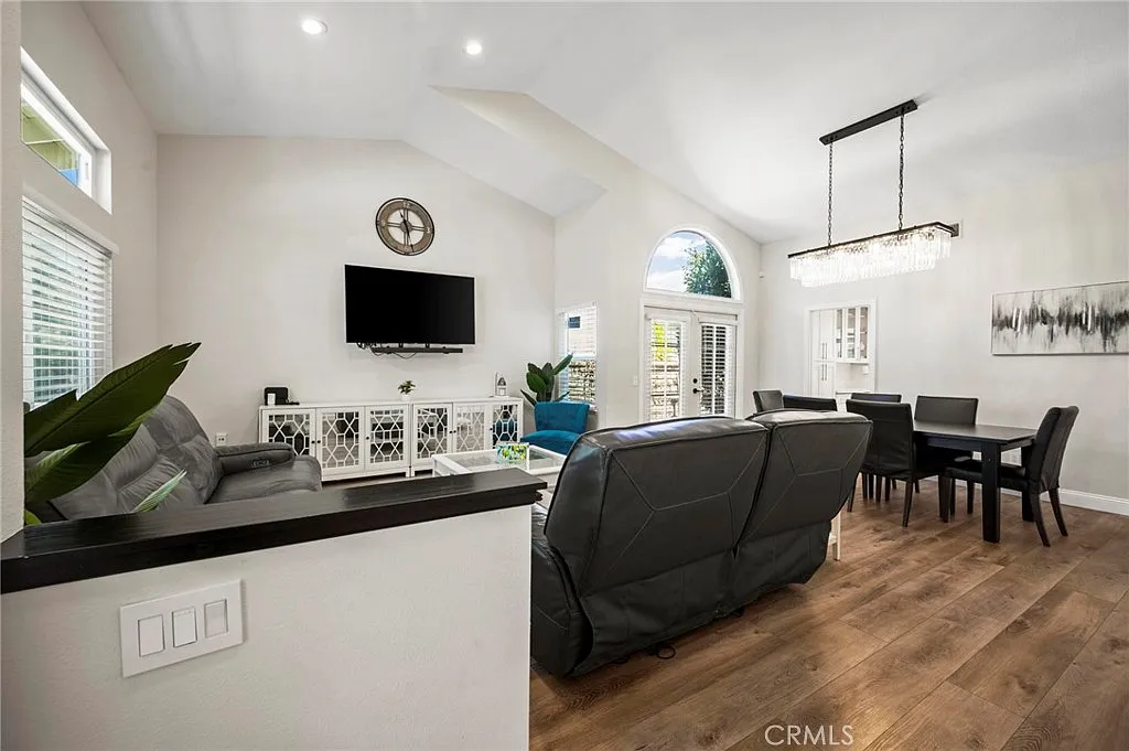 3 bed, 2321 sqft, $4,800 — Photo 2