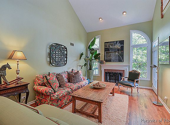 3rd image of 22W514 Lakeside Dr