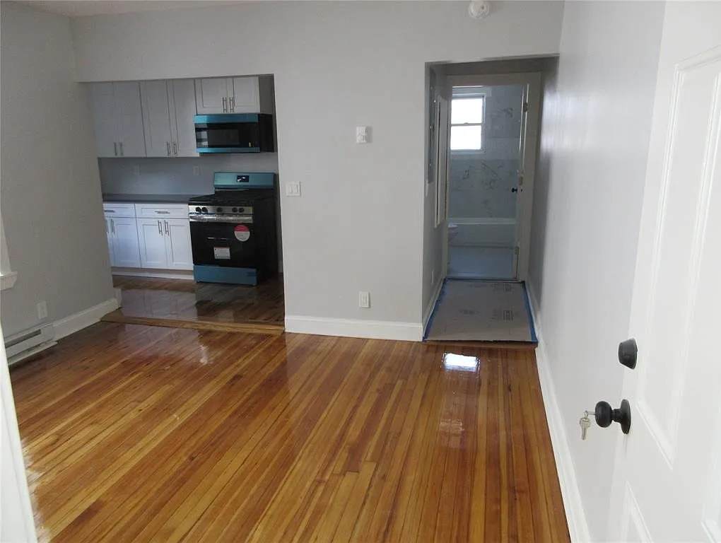 3 bed, 850 sqft, $3,300 — Photo 2