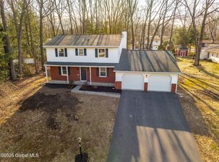 21 Firestone Ln, Clifton Park, NY 12065