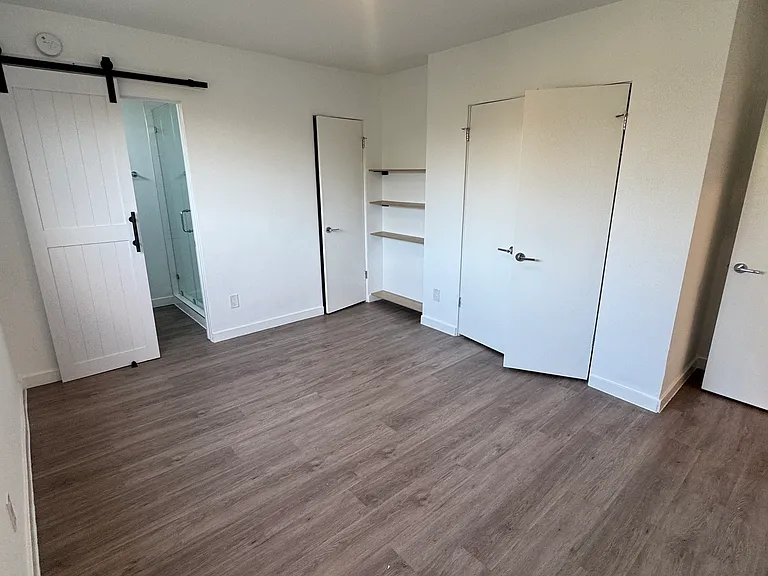 2400 Beverley Ave #5 — Photo 9