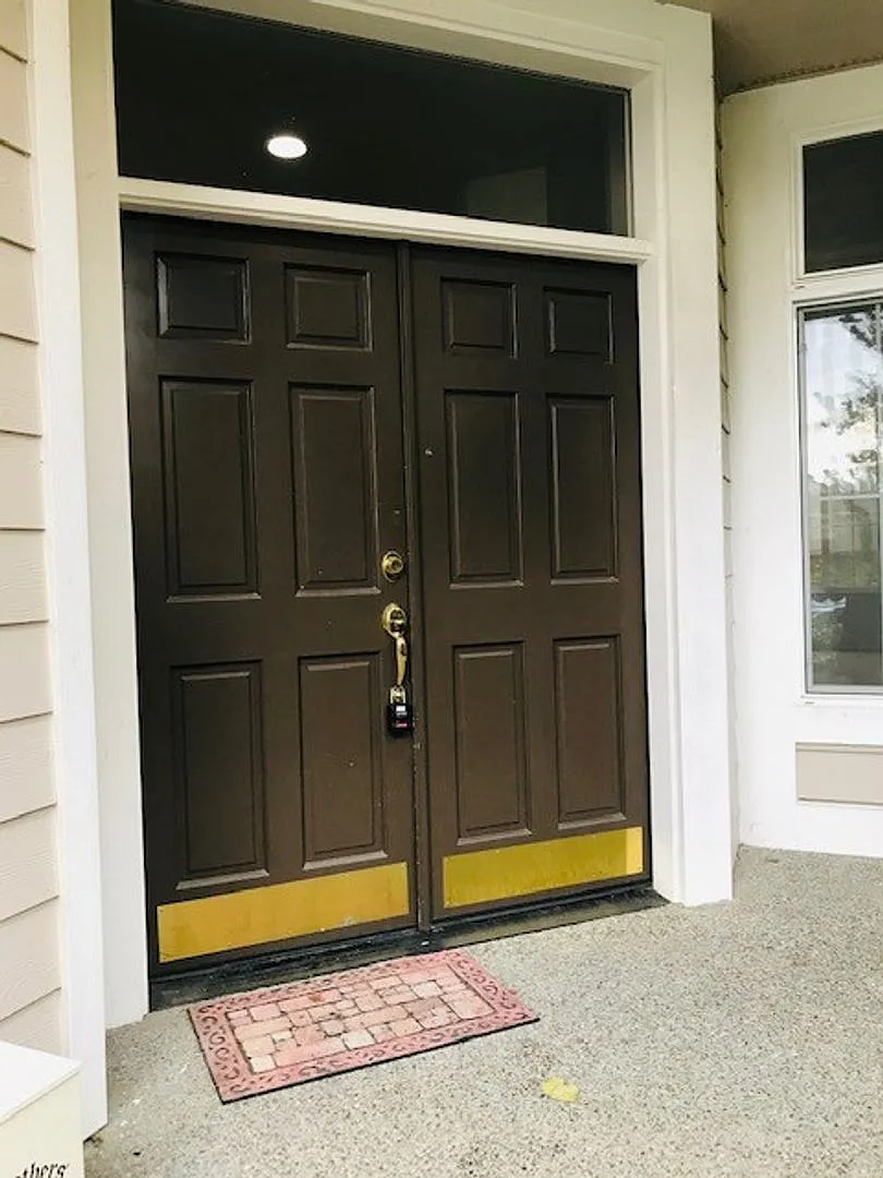 Luxurious 4 Bed Sammamish Home! — Photo 2
