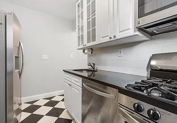 5th image of 7510 Yellowstone Blvd APT 2