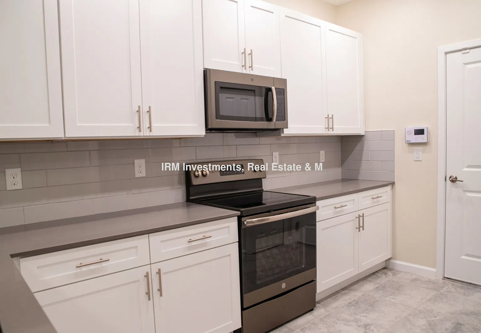 3 bed 2.5 bath townhome 2 car garage — Photo 4