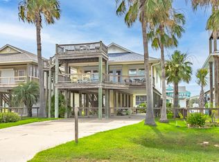 1027 S Magnolia St, Rockport, TX 78382