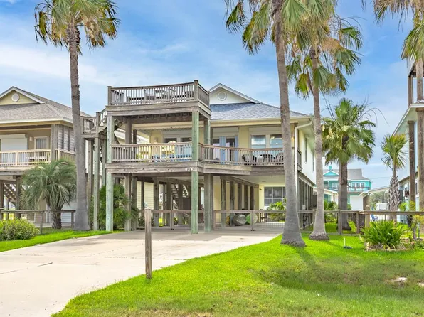1027 S Magnolia St, Rockport, TX 78382
