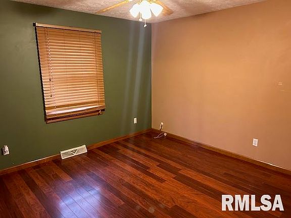 4th image of 3136 Lakeshire Dr