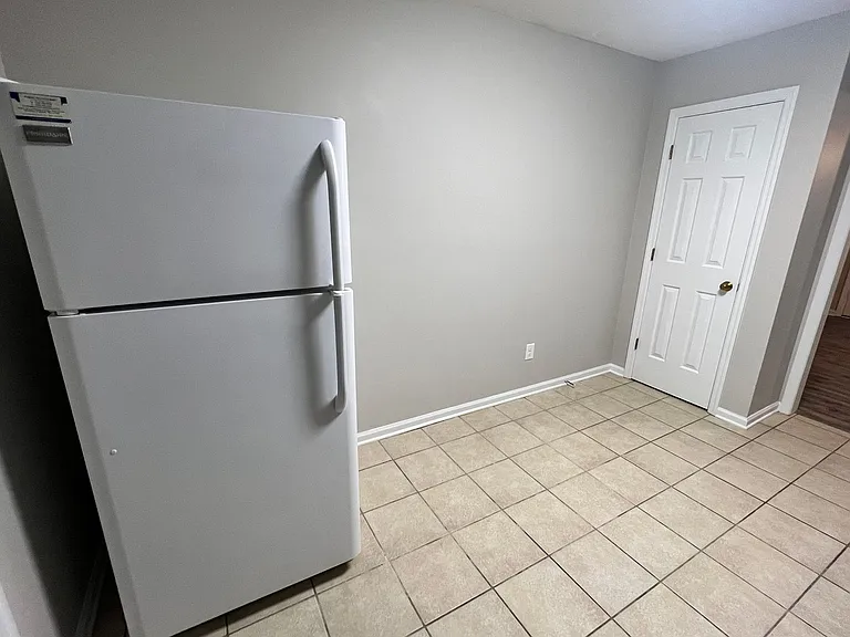 1371-1373 Hampton Dr — Photo 8
