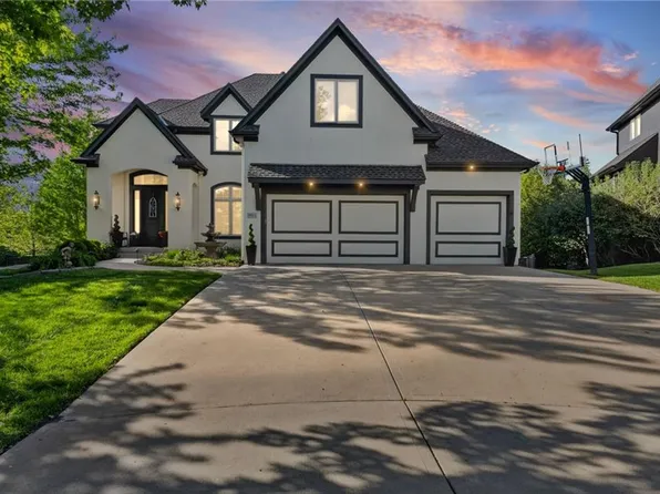 9512 W 162nd St, Overland Park, KS 66085