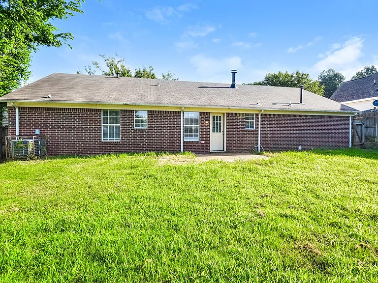 2545 Waverly Dr — Photo 16