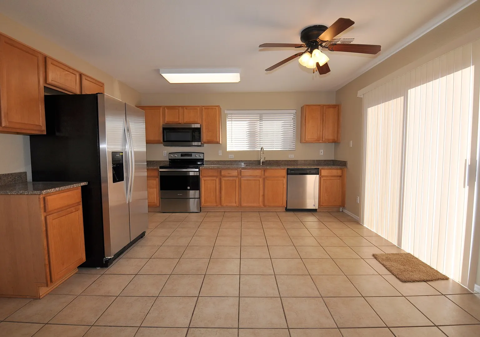 Excellent 3 bedroom/2.5 bath/2 car/1600 sqft remodeled home in Chandler. — Photo 3