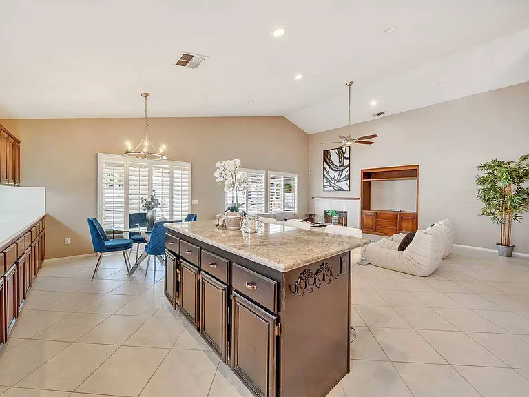 421 Minaret St — Photo 30
