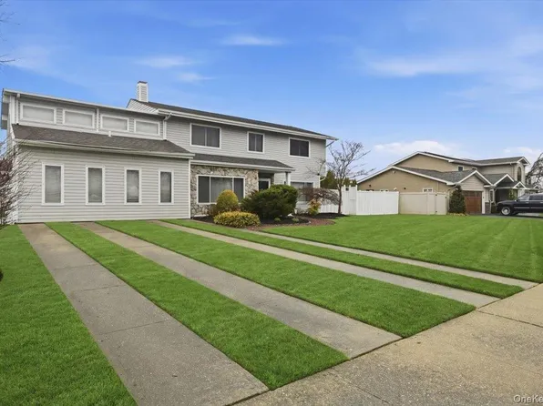 16 Seaway Drive, Copiague, NY 11726