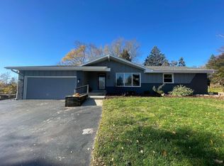 1115 Summit Dr, Waukesha, WI 53186