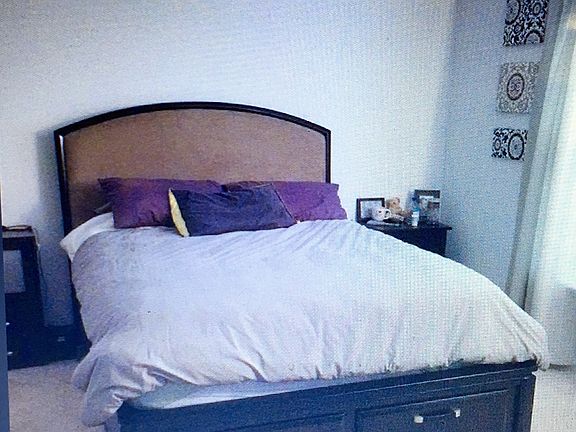 Large Master Bedroom w/ walk in closet