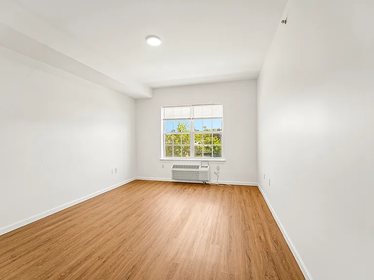 111 Glenwood — Photo 37