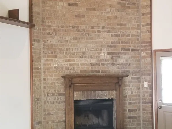 27 Morrow Dr, Bedford, TX 76021