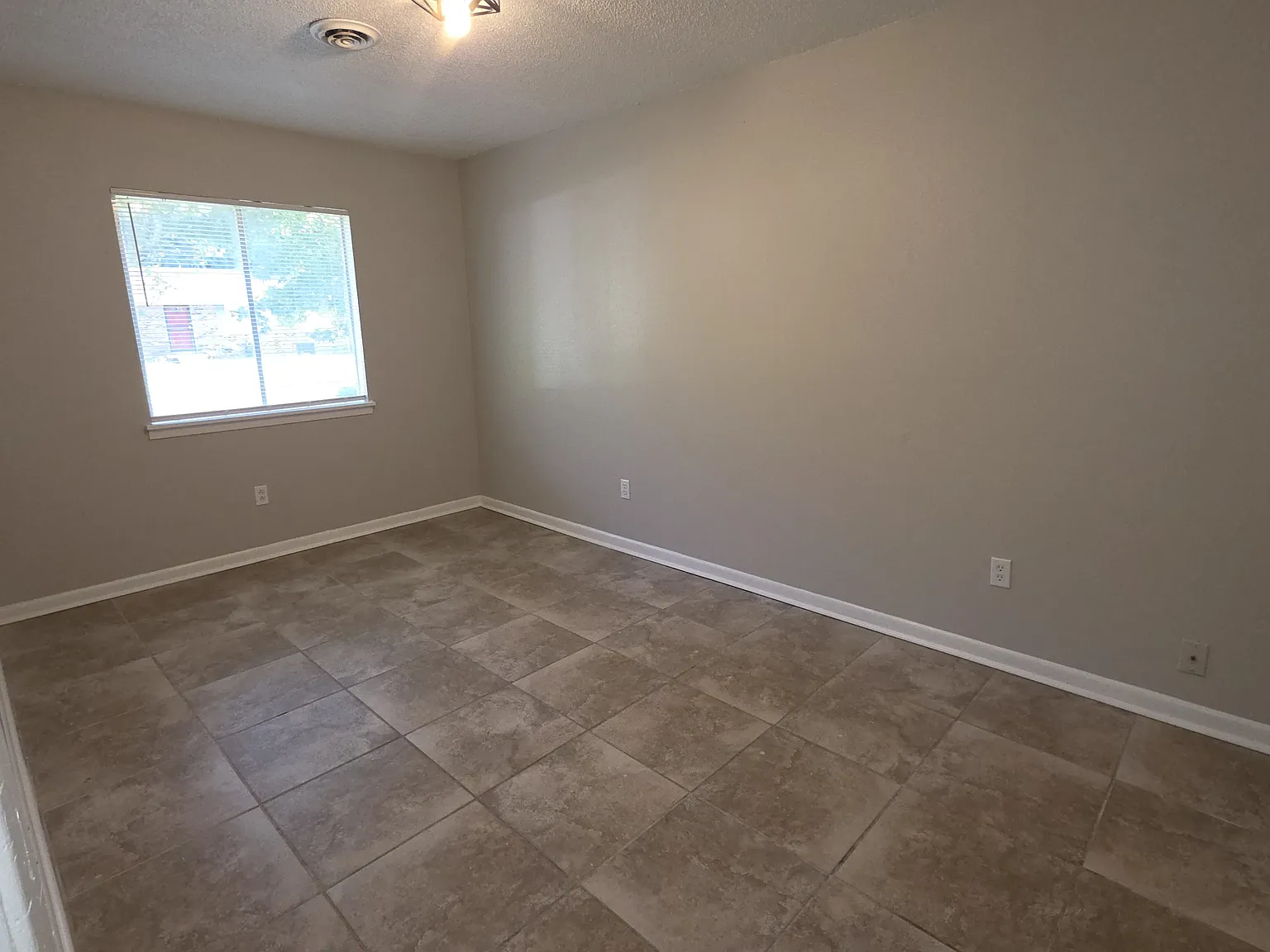 4 bed, 1.5 bath, 1102 sqft, $1,300 — Photo 4