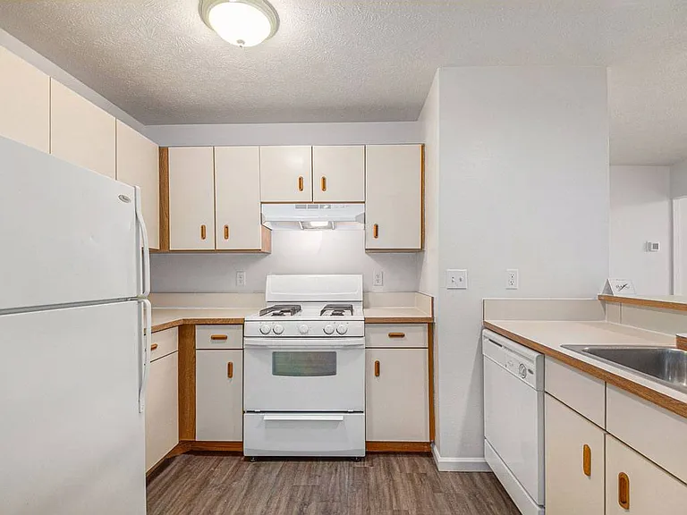 Brentwood Park Apartments — Photo 33