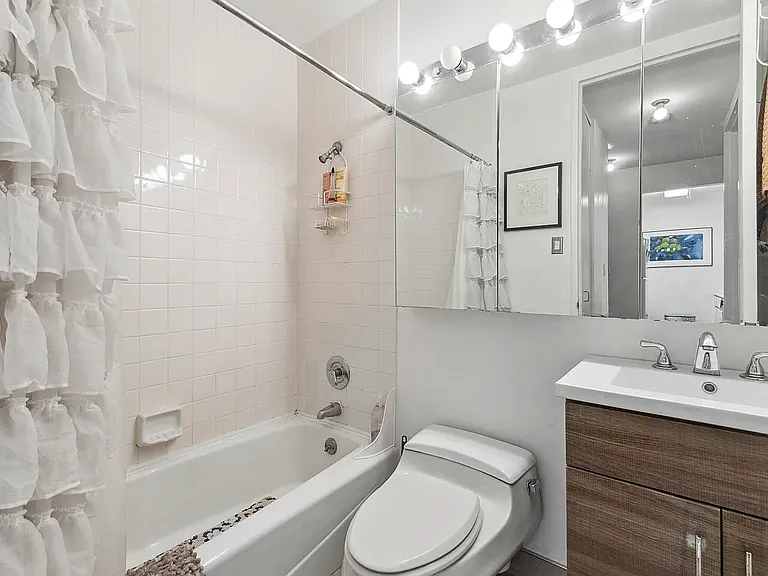 235 E 40th St #9F — Photo 3