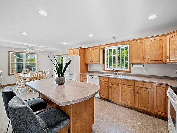 4th image of 9 Sandy Pond Cir