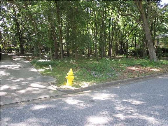 5th image of 220 Lakewood Dr E