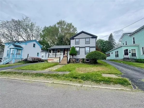 7 High St, Lyons, NY 14489