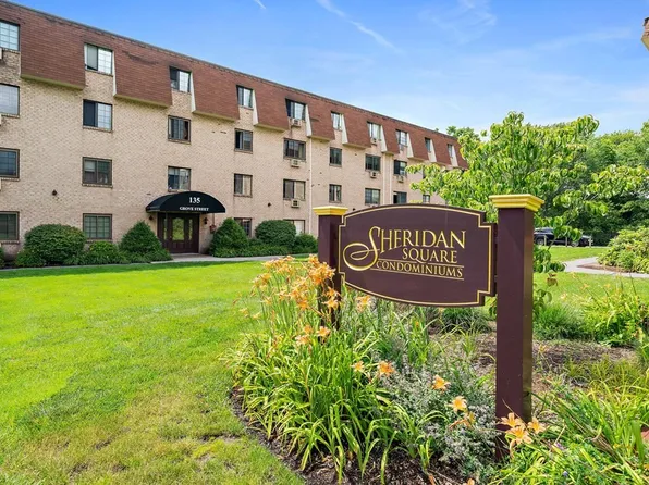 135 Grove St APT 140, Rockland, MA 02370