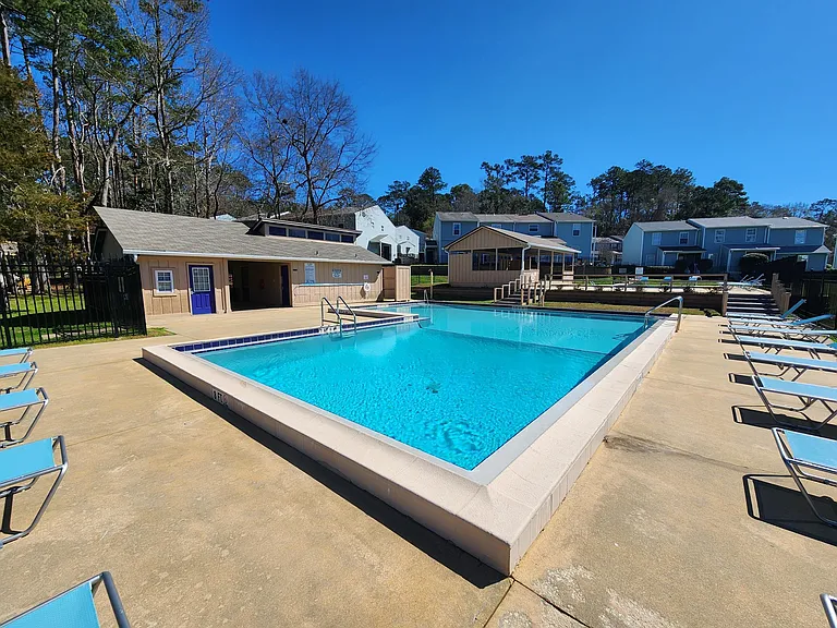 2228 Timberwood Cir N — Photo 34
