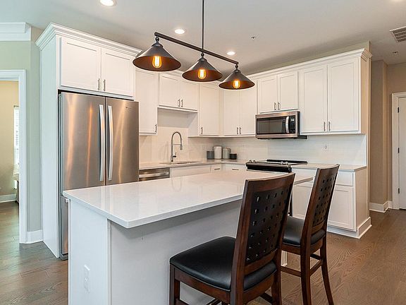 3rd image of 1670 E Broad St #212