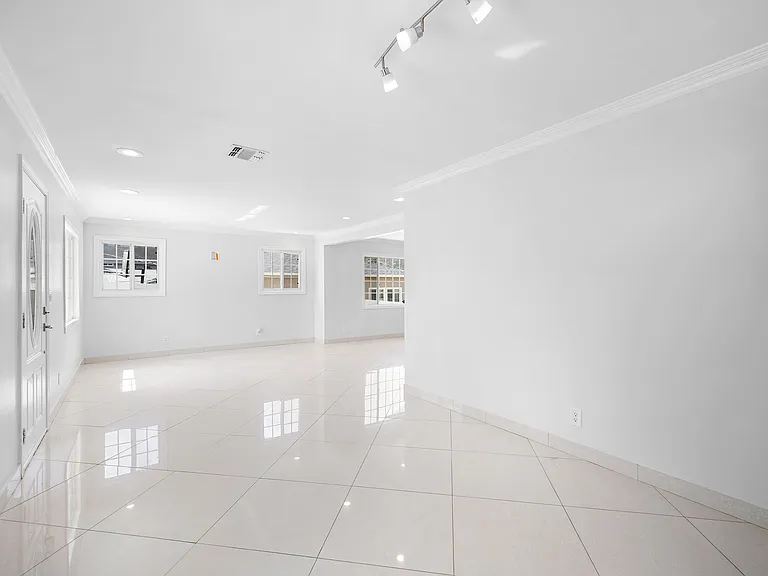 10227 Helendale Ave — Photo 4